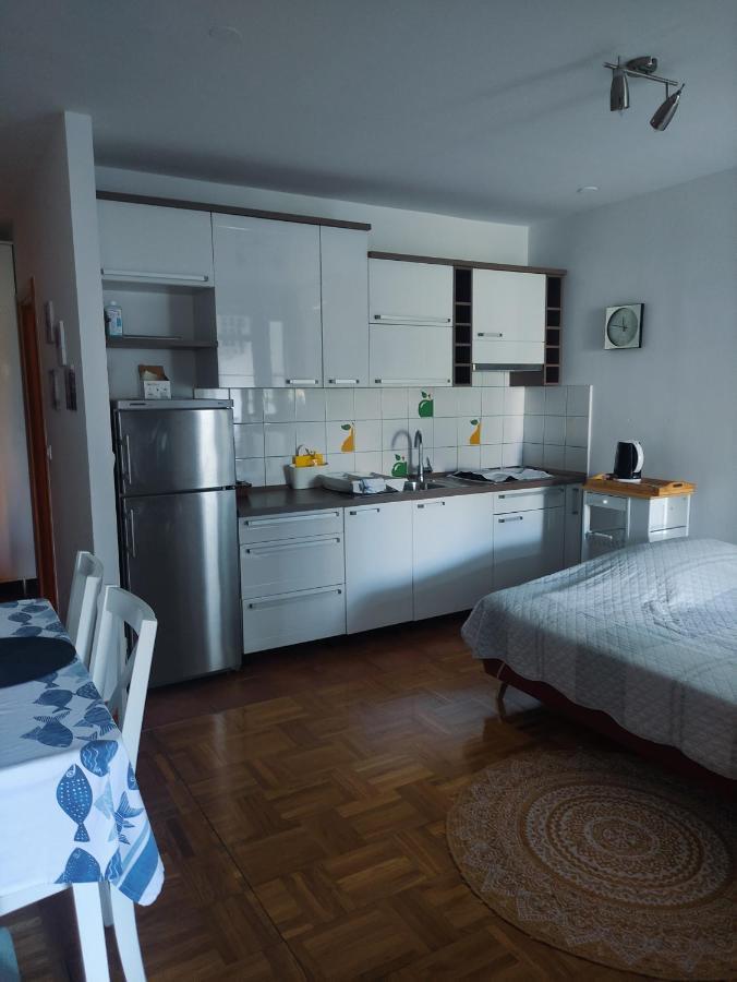 Apartman Vesna 2 Persons นยีวีเซ ภายนอก รูปภาพ